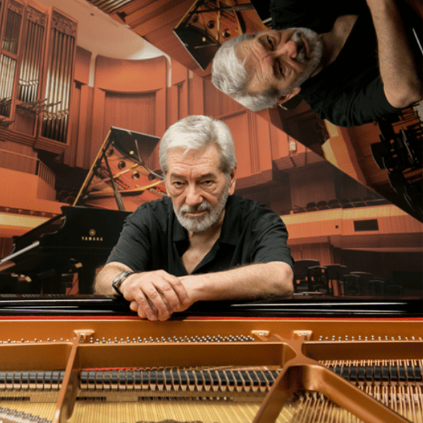 Imagem História de César Camargo Mariano